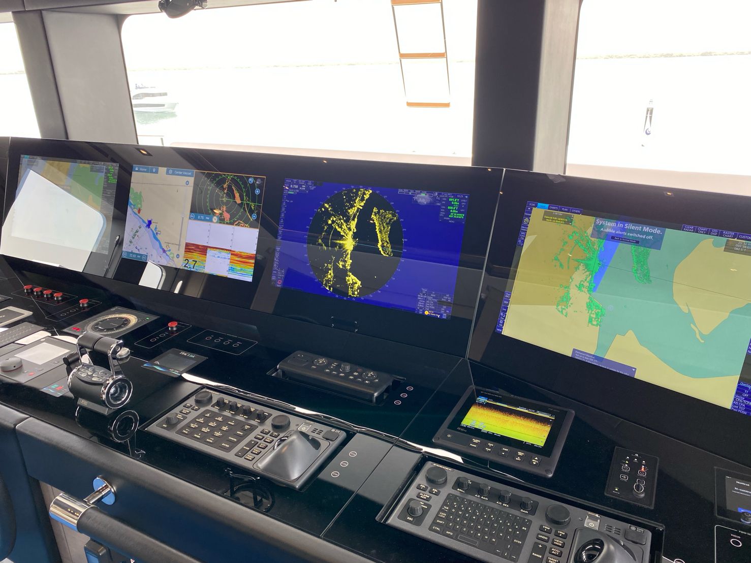 Marine Industrial LCD Display Selection Guide: Key Requirements for Shipboard Equipment